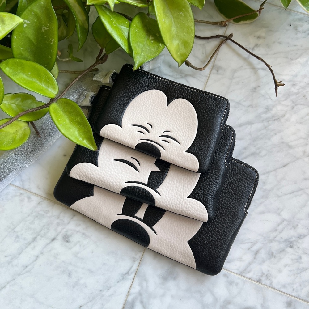 [SOLD]Coach Black and White Clutch with Modern Design